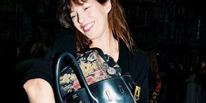 Η Jane Birkin με την τσάντα που πήρε το όνομά της από τον οίκο Hermes