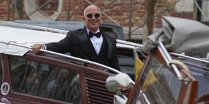 Ο Τζεφ Μπέζος με κοστούμι στη Βενετία