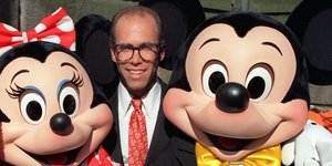 Ο Τζέφρι Κάτζενμπεργκ με τις φιγούρες της Disney, Μίννι και Μίκυ Μάους, στις 13 Σεπτεμβρίου 1991 στο Αμβούργο