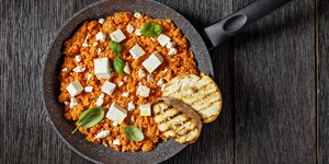 Ελαφριά στραπατσάδα με φρέσκια μυζήθρα / Φωτογραφά: Shutterstock