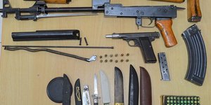 Το οπλοστάσιο που κατάσχεσαν οι αστυνομικοί από τον 27χρονο στο Ηράκλειο