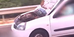 Αδιανόητο: Οδηγούσε στην Εθνική με το καπό... σηκωμενο -Έσκυβε για να βλέπει μέσα από τις τρύπες [βίντεο]
