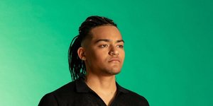 Ο Εμμανουήλ Καραλής με την μητέρα του σε θεατρική πρεμιέρα