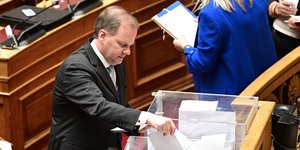 Ο Κώστας Αχ. Καραμανλής κατά την ψηφοφορία στην Ολομέλεια της Βουλής για σύσταση Προανακριτικής Επιτροπής για τα Τέμπη