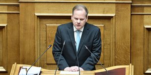 Ο Κώστας Καραμανλής στο βήμα της Βουλής