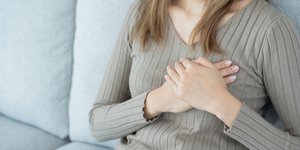 Γυναίκα με συμπτώματα καρδιακής προσβολής