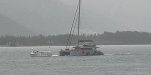 Καταμαράν έμεινε ακυβέρνητο εν μέσω καταιγίδας στον Πόρο 