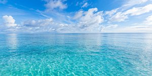 Διάφανα νερά σε παραλία της Μεσογείου