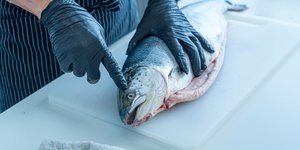 Σεφ υποδεικνύει πώς πρέπει να καθαρίζονται τα ψάρια