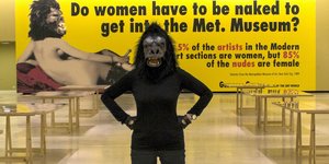 Μέλος των Guerrilla Girls μπροστά από την διαβόητη «γυμνή αφίσα» / GUERRILLA GIRLS