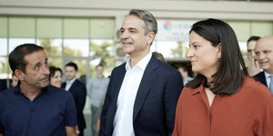 Ο Κυριάκος Μητσοτάκης και η Νίκη Κεραμέως στο ΚΕΠΑ στο Γαλάτσι