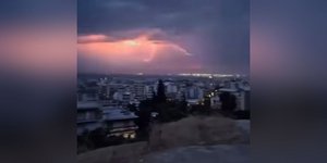 Εντυπωσιακό βίντεο από την καταιγίδα που χτυπά την Θεσσαλονίκη, με κεραυνούς και έντονες ριπές ανέμου