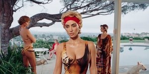 Η Κιμ Καρντάσιαν με ξανθιά περούκα και σέξι μαγιό 