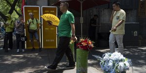 Ανάσες δροσιάς ψάχνουν οι πολίτες στο Πεκίνο, εν μέσω καύσωνα