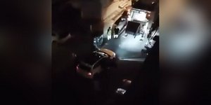 Κυψέλη: Βίντεο-ντοκουμέντο από τον άγριο ξυλοδαρμό υπαλλήλου καθαριότητας -Επιτέθηκαν και σε φίλη τους