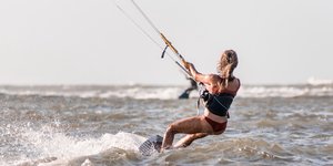 γυναίκα κάνει kite surf