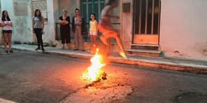 Αϊ Γιάννης ο Κλήδονας: Το πανάρχαιο  καλοκαιρινό έθιμο -Οι φωτιές, το «αμίλητο νερό» και η κάθαρση