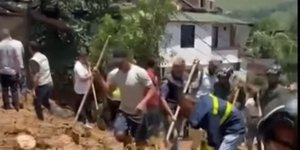 Άνδρες ψάχνουν στις λάσπες στην Κολομβία