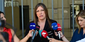 H Ζωή Κωνσταντοπούλου κάνει δηλώσεις έξω από δικαστήρια