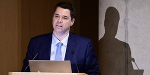 Θανάσης Κοντογεώργης σκιά στον τοιχο