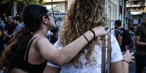 κοπελες αγκαλια