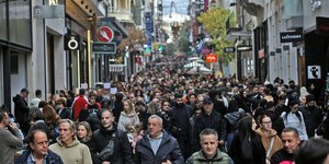 Κόσμος στην οδό Ερμού, στο κέντρο της Αθήνας