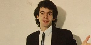 Δημόσια εμφάνιση μετά από καιρό για τον Κώστα Χαριτοδιπλωμένο -Έτσι είναι ο τραγουδιστής των 90s στα 70 του