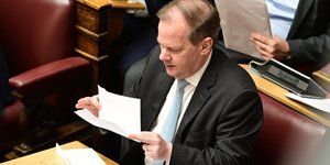 Ο Κώστας Αχ. Καραμανλής κατά την ψηφοφορία στην Ολομέλεια της Βουλής για σύσταση Προανακριτικής Επιτροπής για τα Τέμπη 