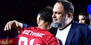 Ο Μπάμπης Κωστούλας στην αγκαλιά του Βαγγέλη Μαρινάκη