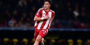 Ο Μπάμπης Κωστούλας με τη φανέλα του Ολυμπιακού