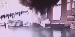 Η Ουκρανία ισχυρίζεται ότι πραγματοποίησε υποβρύχιο χτύπημα στη γέφυρα της Κριμαίας