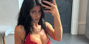 Η Κάιλι Τζένερ ποζάρει με σέξι ντεκολτέ 