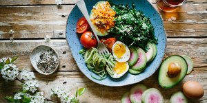 Πιάτο με λαχανικά και αυγό