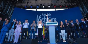 Στιγμιότυπο από την εκδήλωση του Εθνικού Συναγερμού στη Γαλλία με συμμετοχή πολλών Ευρωπαίων ακροδεξιών πολιτικών