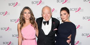 Ο Leonard Lauder με την Ελίζαμπεθ Χάρλεϊ και την Βικτόρια Μπέκαμ