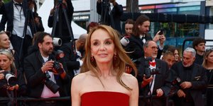 Πώς οι Γαλλίδες άνω των 50 χρησιμοποιούν το ρουζ και δείχνουν πάντα φρέσκες