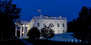 Οι ΗΠΑ «παρακολουθούν στενά» τις ιρανικές απειλές σε αμερικανικές βάσεις - Στην αίθουσα επιχειρήσεων ο Τραμπ