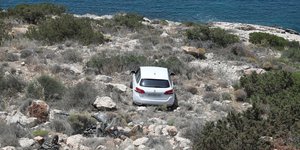 Αυτοκίνητο έπεσε στα λιμανάκις της Βουλιαγμένης