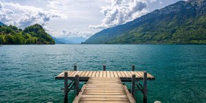 Ξύλινη προβλήτα στη λίμνη Brienz στο Iseltwald στην Ελβετία