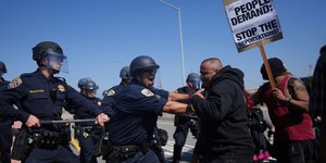 Συγκρούσεις αστυνομικών - διαδηλωτών στο Λος Άντζελες