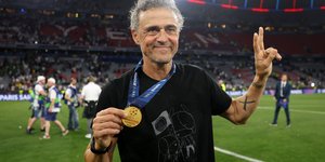 Αμέσως μετά τη λήξη του τελικού του Champions League, ο Λουίς Ενρίκε φόρεσε ένα μπλουζάκι