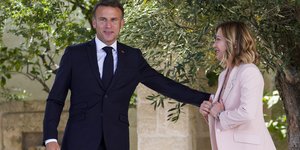 Εμανουέλ Μακρόν και Τζόρτζια Μελόνι, χαμογελαστοί