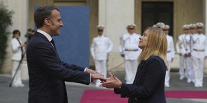 Η Τζόρτζια Μελόνι υποδέχτηκε τον Εμανουέλ Μακρόν στην Ρώμη