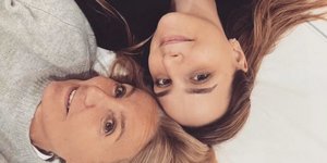 Μητέρα-κόρη σε άσπρο-μαύρο