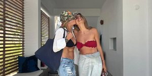 Μαρέβα Μητσοτάκη: Με μαύρο μπικίνι και τζιν σορτσάκι δείχνει τους κοιλιακούς της