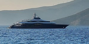 Η θαλαμηγός του Μαρκ Ζούκερμπεργκ ανοιχτά του Αλεποχωρίου
