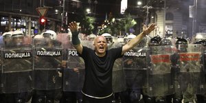 Διαδηλωτής μπροστά από ΜΑΤ στη Σερβία