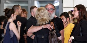 Συγγενείς των θυμάτων από τη φωτιά στο Μάτι έξω από το Εφετείο