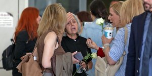 Συγγενείς των θυμάτων από τη φωτιά στο Μάτι έξω από το Εφετείο