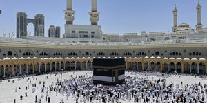 Εκατοντάδες χιλιάδες μουσουλμάνοι συρρέουν στη Μέκκα 